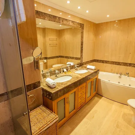 Puerto Banus Getaway Giant Heated Pool And Gym * 马尔韦利亚